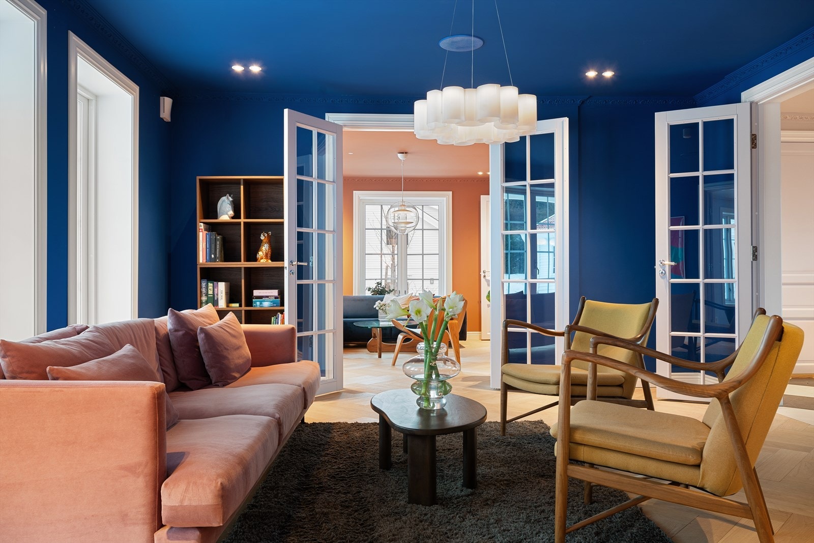 Stuen har god plass til en romslig sofagruppe hvor man har mulighet til å se ut til hageområdet. Det er adkomst til TV- stuen og kjøkkenet gjennom stuen. Galleribilde