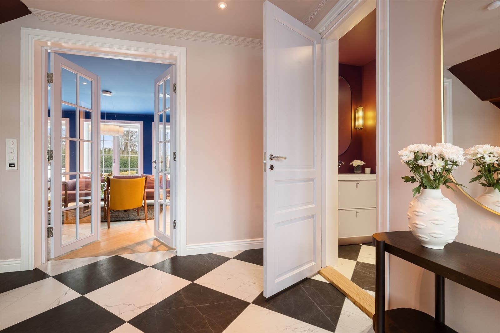 Fra boligens entré kommer man videre inn til boligens oppholdsrom gjennom doble fløydører. Galleribilde