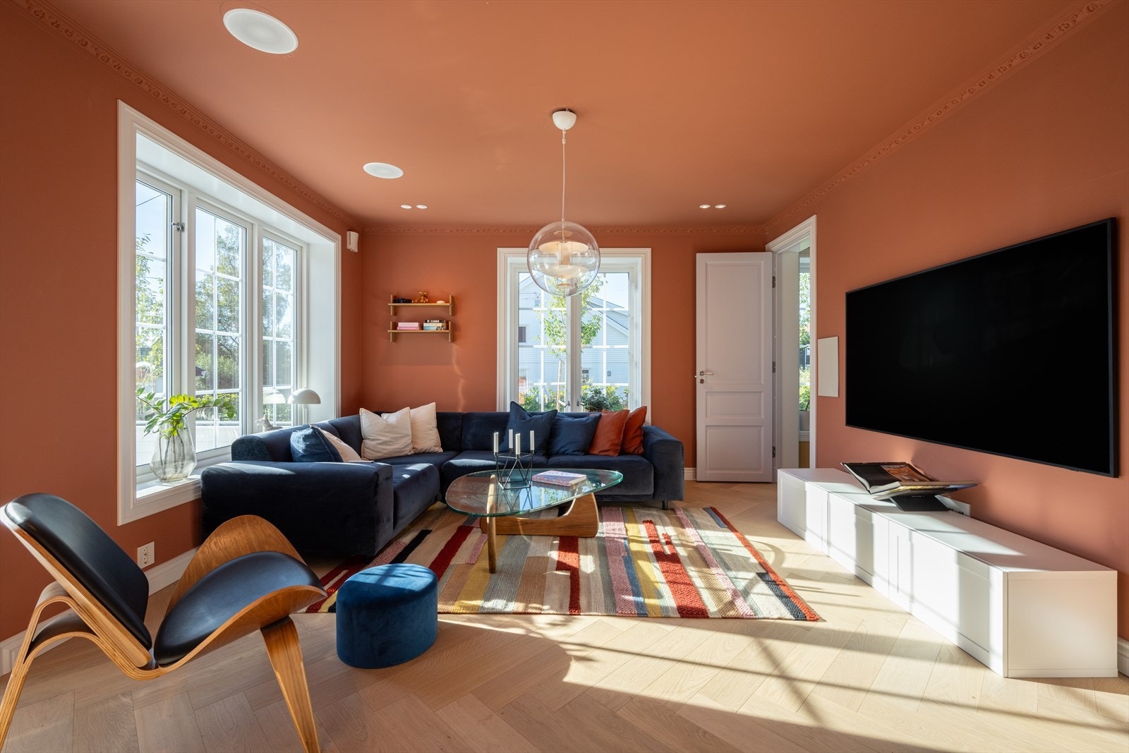 TV- stuen ligger innenfor stuen og er av god størrelse. Det er i dag innredet med en stor sofa med tilhørende møblement samt TV- benk. Galleribilde