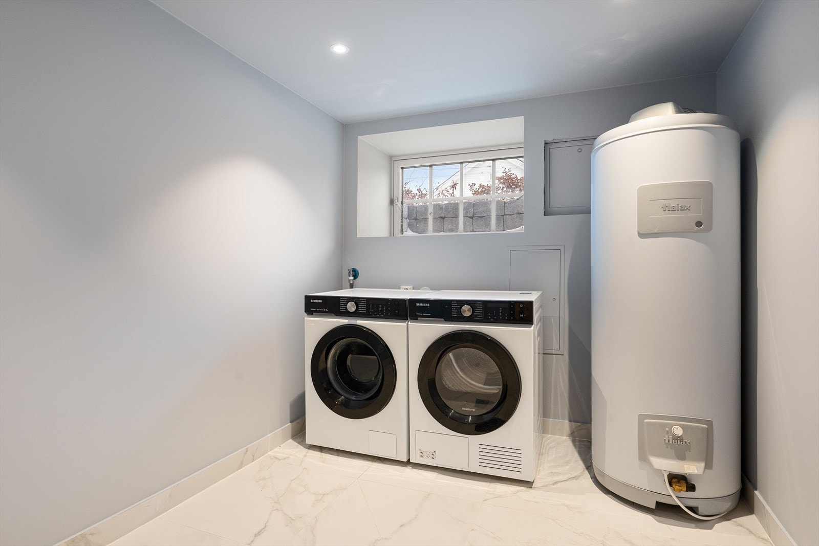 Vaskerom med malte vegger og flislagt gulv. Opplegg for vaskemaskin og tørketrommel. Selger opplyser at komplett vaskeromsinnredning vil bli montert i løpet av januar-måned. Galleribilde