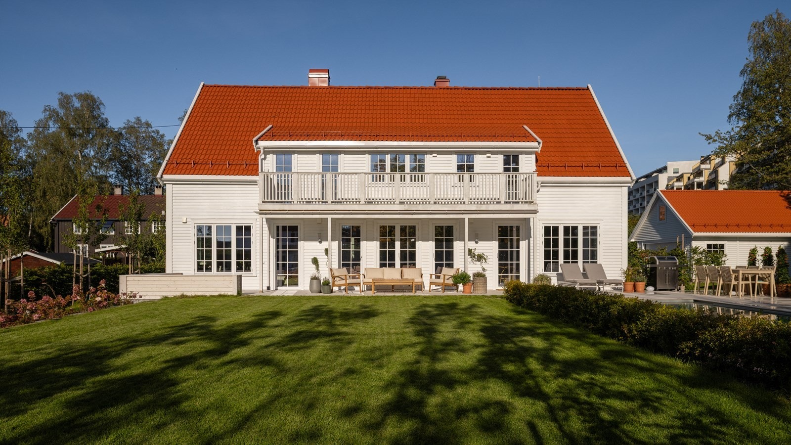 Balkongen er sør-vestvendt og byr på svært gode solforhold. Herfra kan man se Kolsåstoppen. Galleribilde