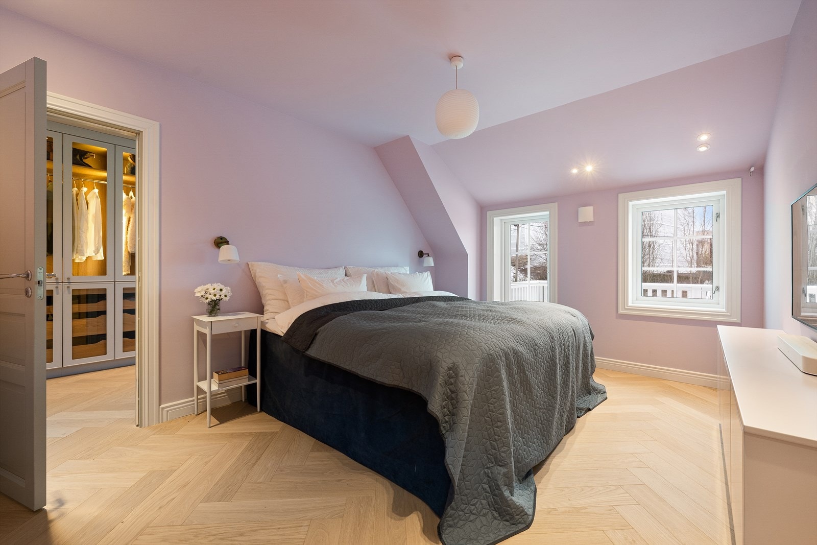 Boligens hovedsoverom har eksklusiv fiskebensparkett på gulv samt slette malte flater på vegger og i himling. Her har man mulighet til å innrede med en romslig dobbeltseng med tilhørende nattbord samt kommode. Herfra har man direkte utgang til balkongen. Galleribilde