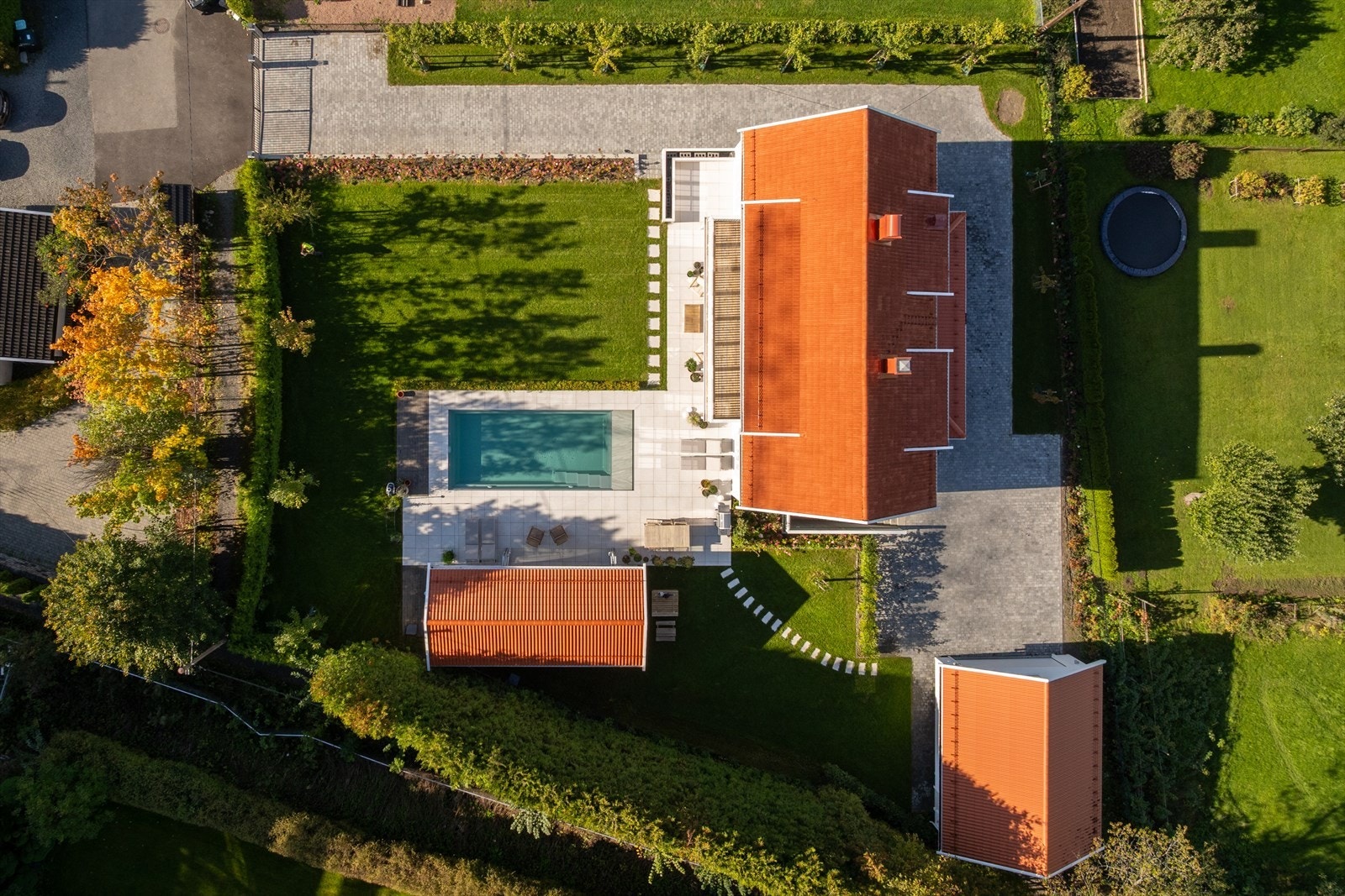 Boligen er fra 1900, men ble omfattende oppusset innvendig og utvendig i 2024/ 2025 og oppleves derfor som svært moderne og velholdt. Dette er en unik bolig som må sees! Galleribilde