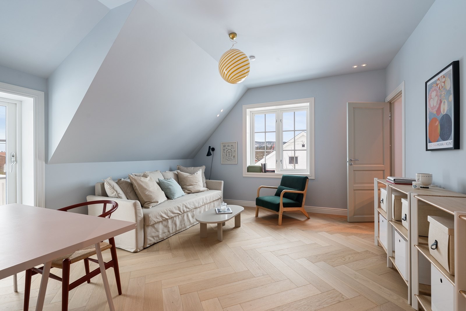 Soverom nr. 3 er det største rommet i boligens andre etasje. Rommet kan benyttes som stue, lekerom eller som soverom. Her er det god plass til å innrede med dobbeltseng med tilhørende nattbord, garderobe samt en skrivepult. Galleribilde