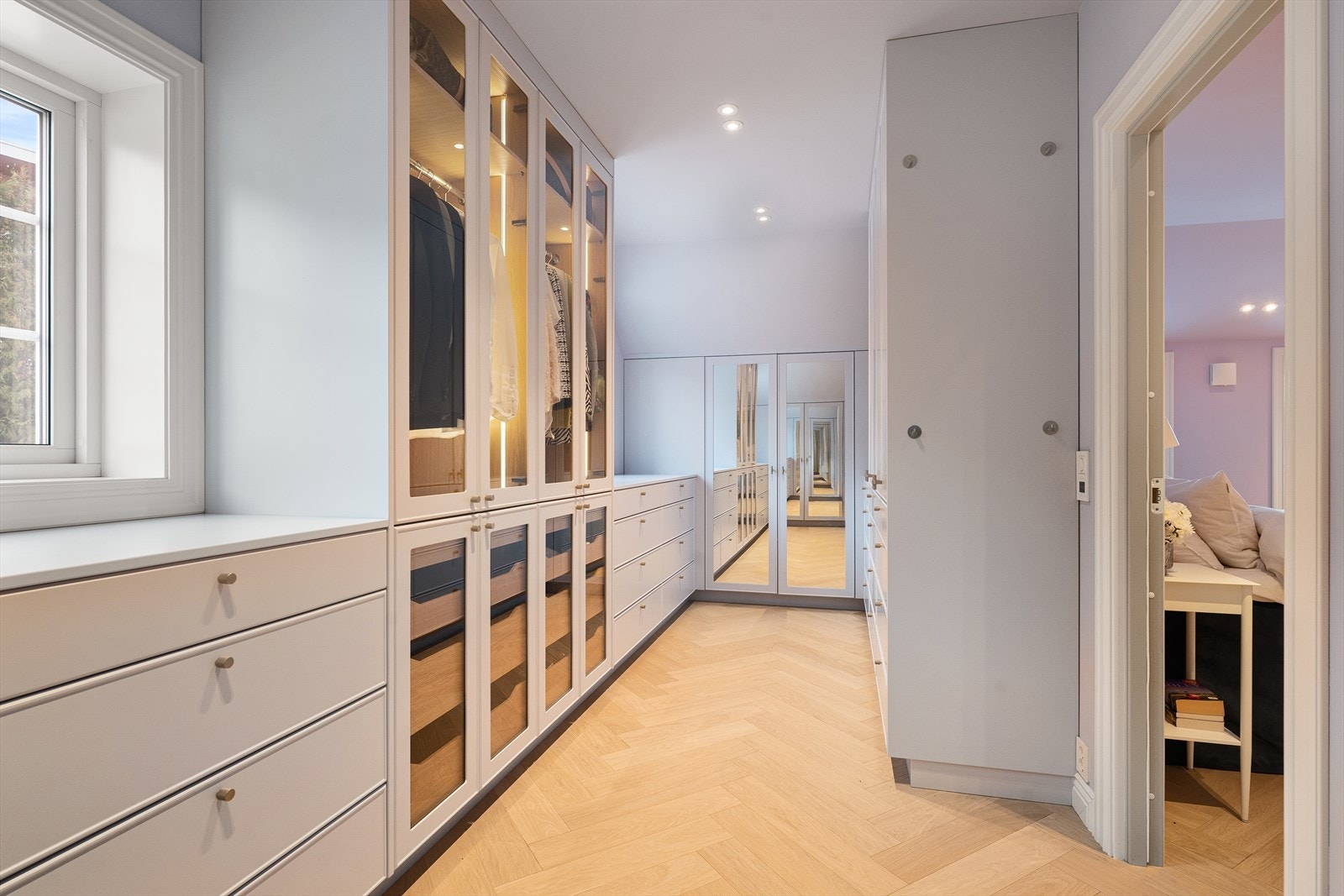 Garderobene byr på svært gode oppbevaringsmuligheter og har vinduer og speil som bidrar til en god romfølelse. Galleribilde