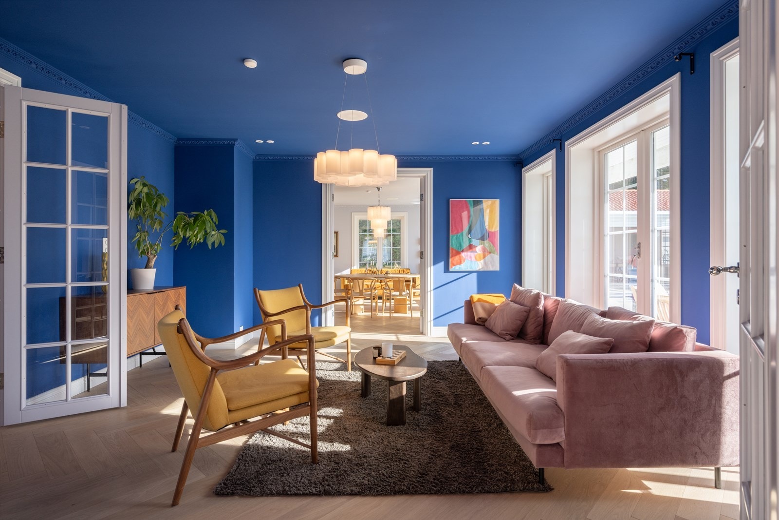 Det er montert stukkatur i boligens oppholdsrom i første etasje samt innfelte høyttalere i både vegger og i himling. Galleribilde