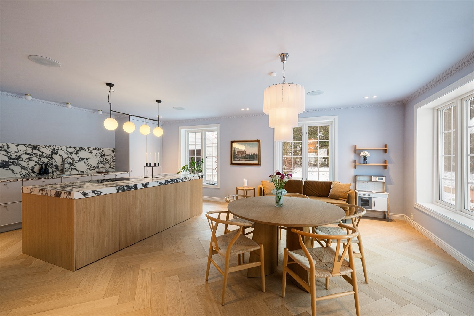 Moderne og stilrent kjøkken fra 2024 med kjøkkenøy og rikelig skap- og benkeplass. Innredningen er levert av Bekkestua Kjøkkenstudio og har glatte fronter og en gjennomført, eksklusiv utførelse. Galleribilde