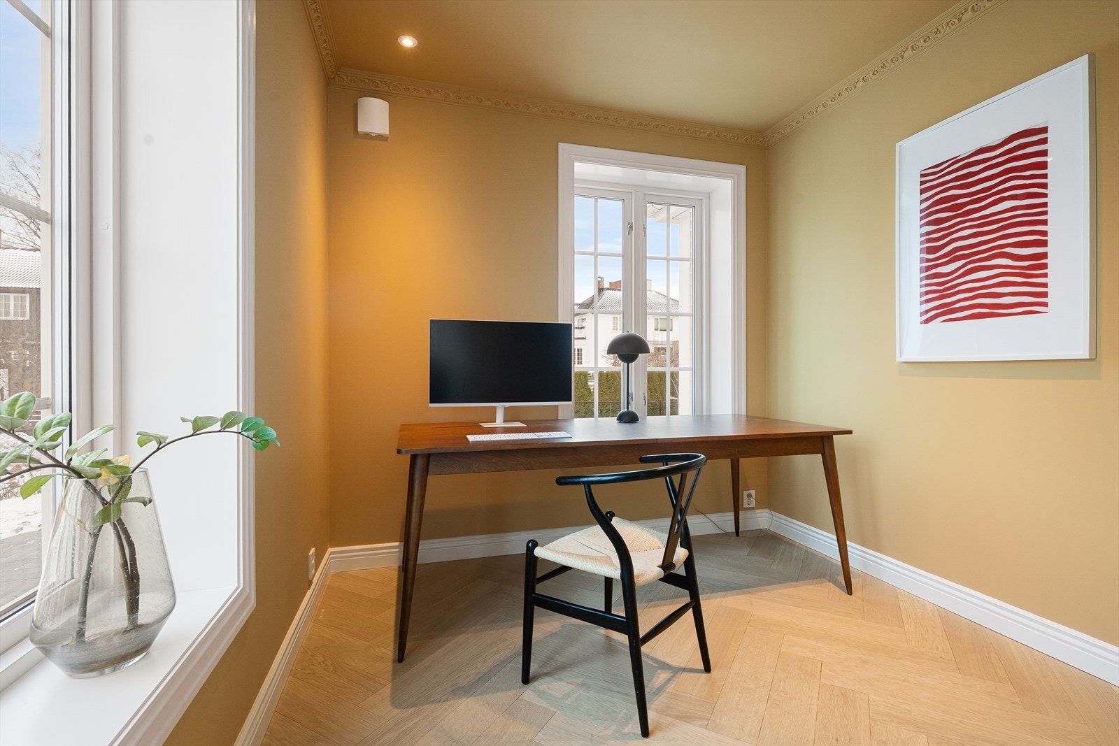 Fra TV- stuen har man tilgang til boligens kontor og eventuelle femte soverom. Her er det plass til en kontorpult samt oppbevaring og eventuelt en seng og garderobeskap. Galleribilde