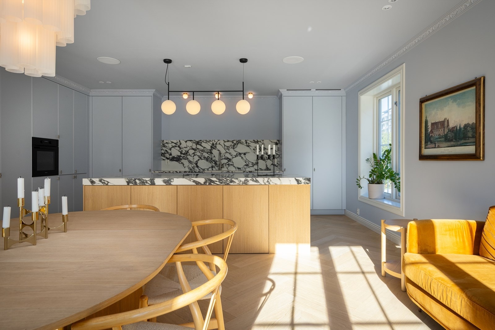 Det er montert integrert komfyr, induksjonstopp, oppvaskmaskin, hel kjøl samt hel frys fra Miele samt Quooker for kokende vann og kullsyrevann. Galleribilde