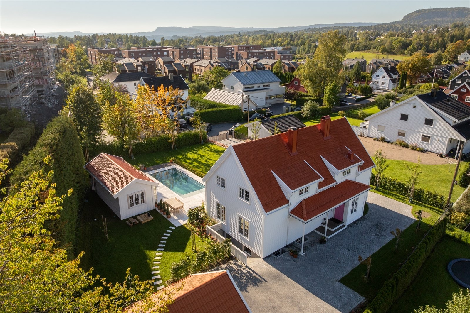Via en sti med egen port bak garasjen kan man ta seg direkte inn til Bekkestua sentrum på kun ett minutt. Galleribilde
