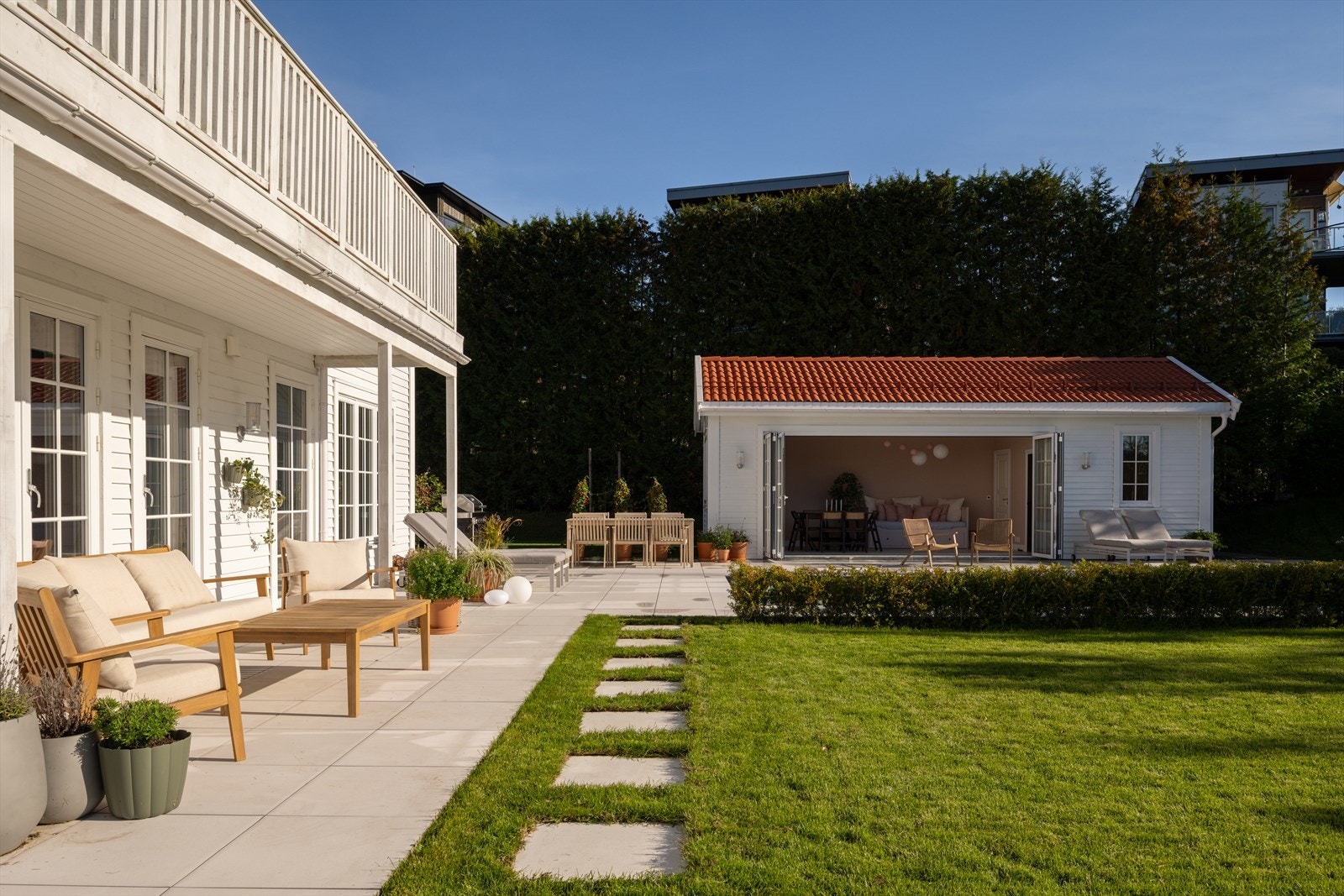 Uteområdet er sør-vestvendt og byr derfor på fantastiske solforhold! Galleribilde