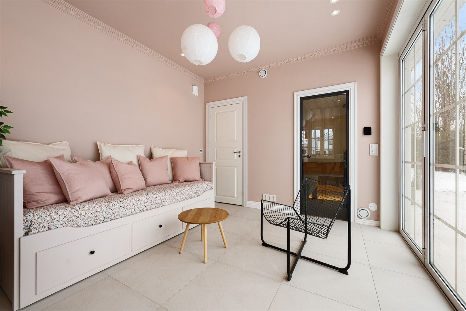 Badehuset inneholder stue med åpen kjøkkenløsning, toalettrom og badstue. Innvendig har badehuset 60 × 60 cm fliser på gulv, samt slette, malte vegger og himlinger i alle rom, med unntak av badstuen som har stående badstupanel på veggene. Galleribilde