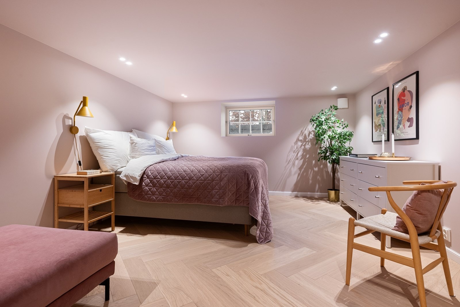 I boligens underetasje ligger soverom fem i tilknytning til gangen. Soverommet er av god størrelse og passer godt som gjesterom, Tv- stue eller som ungdomsavdeling. Her kan man innrede med dobbeltseng, garderobeskap og skrivepult eller sofagruppe. Galleribilde