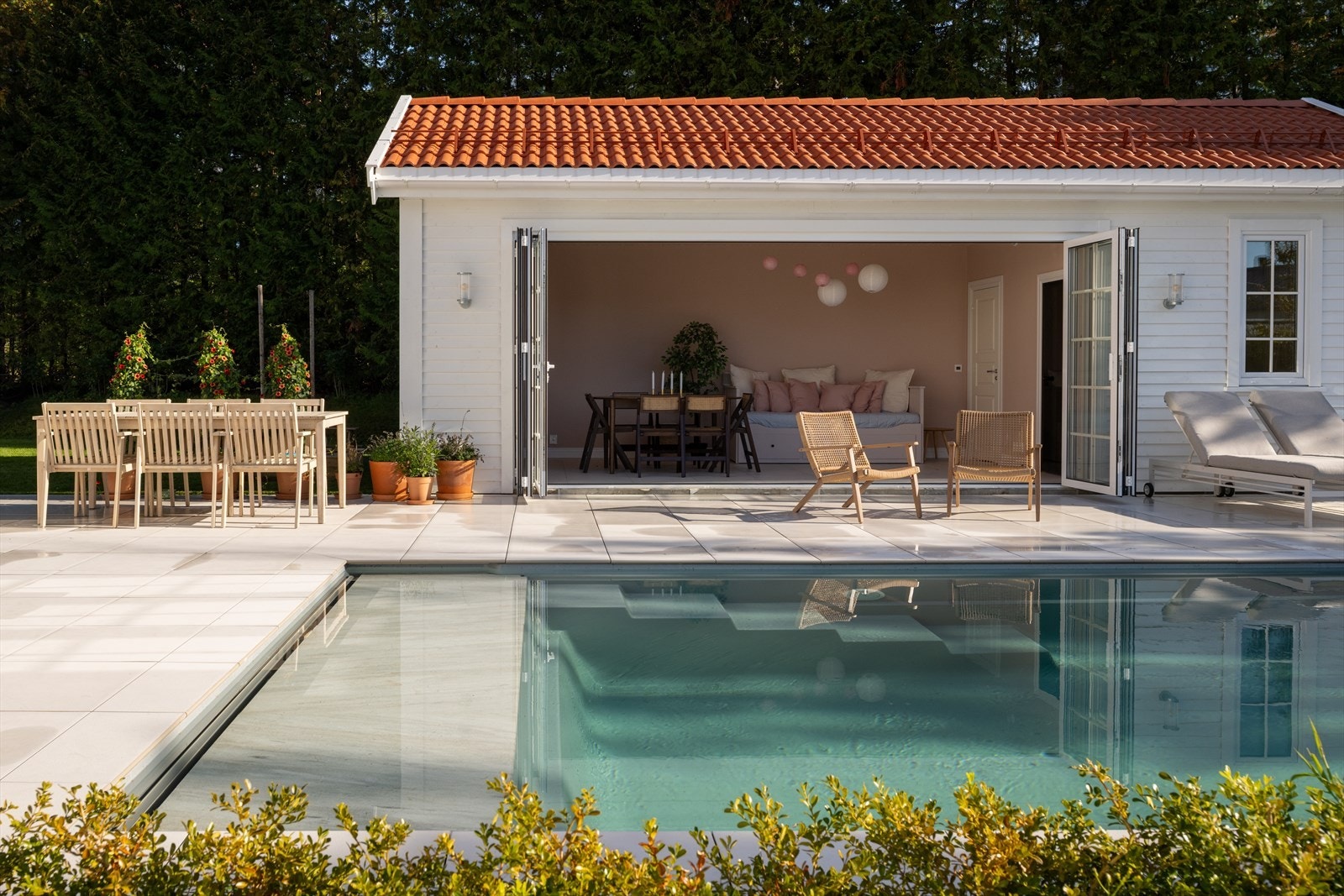 En særdeles ettertraktet villa beliggende sentralt på Bekkestua. Boligen er svært innholdsrik og bærer preg av godt håndverk samt materialbruk. Galleribilde