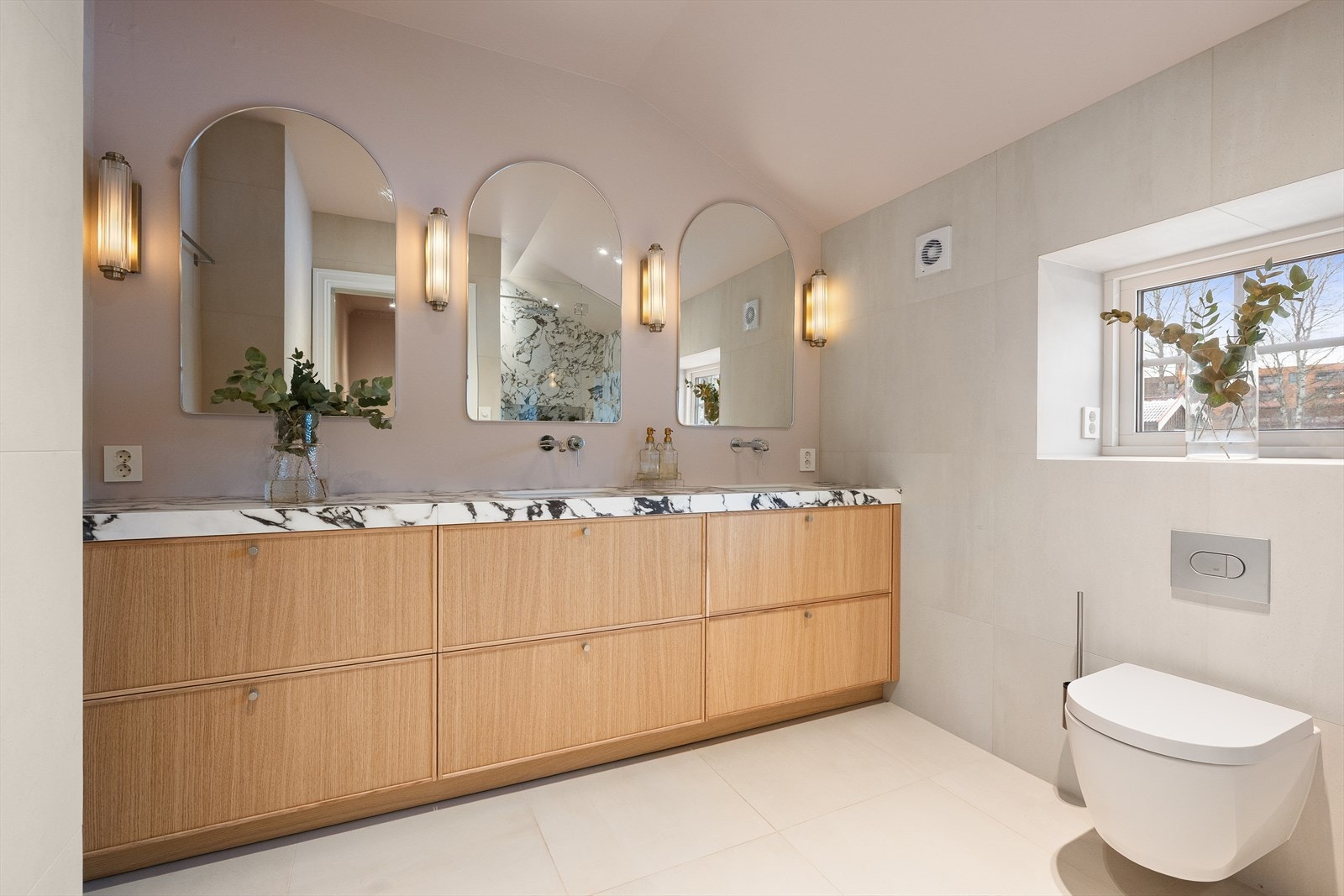 Det andre badet i boligens ligger praktisk plassert i forhold til boligens soverom. Badet fremstår moderne og innbydende med 60 × 60 cm fliser på deler av vegger og hele gulv, samt gulvvarme som gir god komfort. Galleribilde