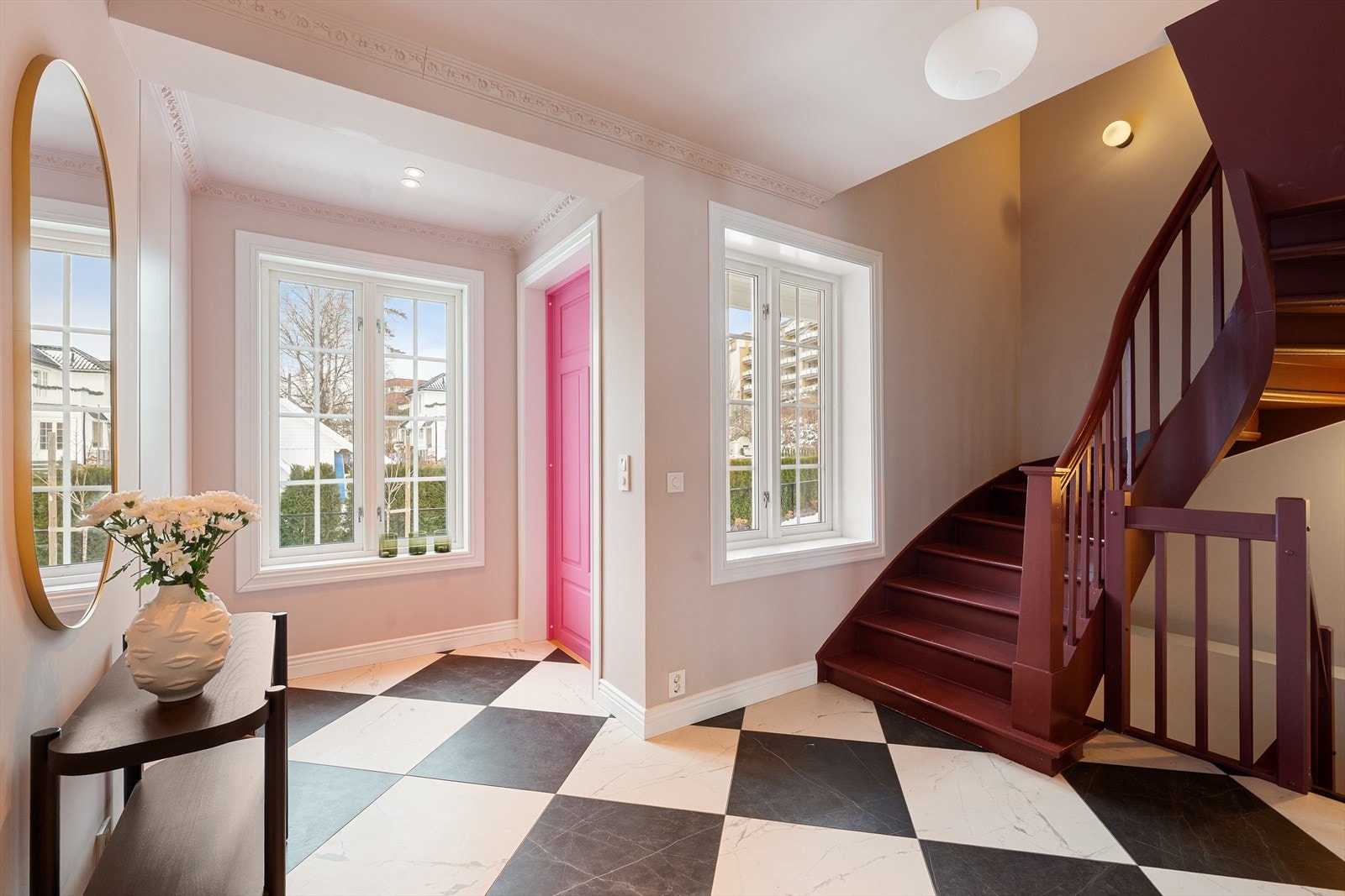 Boligen har en lys og luftig entré som gir et godt førsteinntrykk av boligen. I entreen er det montert et plassbygget garderobeskap med plass til oppbevaring av diverse yttertøy fra Bekkestua kjøkkenstudio. Galleribilde