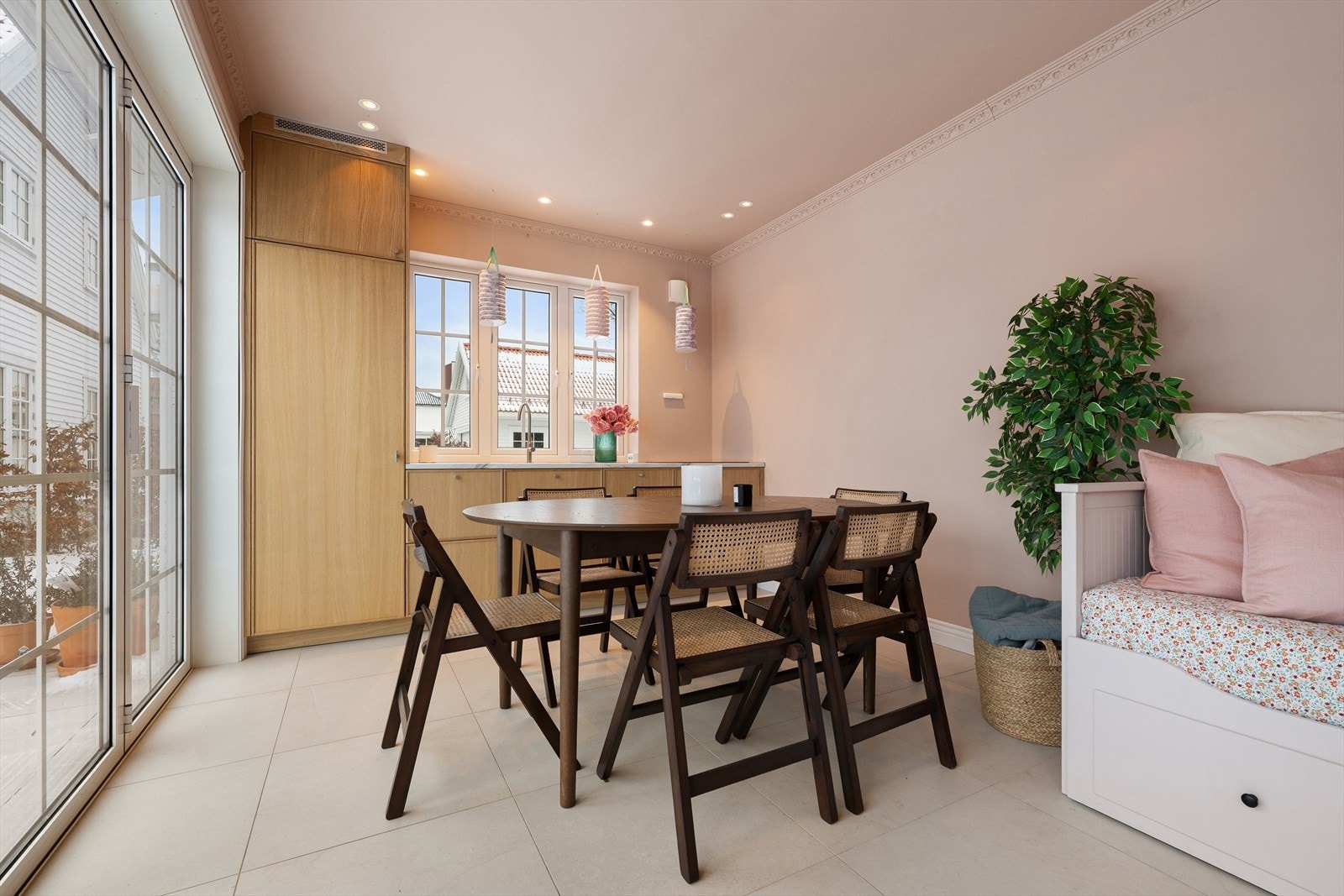 I direkte tilknytning til bassenget ligger et lekkert badehus oppført i 2024. Bassenghuset har store foldedører og vinduer med 2-lags glass, som gir gode lysforhold og sømløs overgang mellom inne- og utearealer da de kan åpnes på sommerstid. Galleribilde