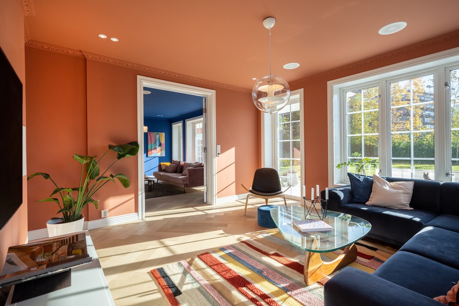 Rommet har store vinduer som byr på mye naturlig lysinnslipp inn i boligen. Galleribilde