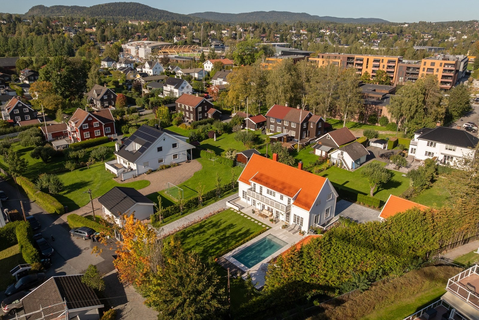 Området rundt består hovedsakelig av småhusbebyggelse og boligen ligger innerst i et rolig boligområde. Området oppleves trygt og barnevennlig med barn i alle aldre. Her vil man trives! Galleribilde