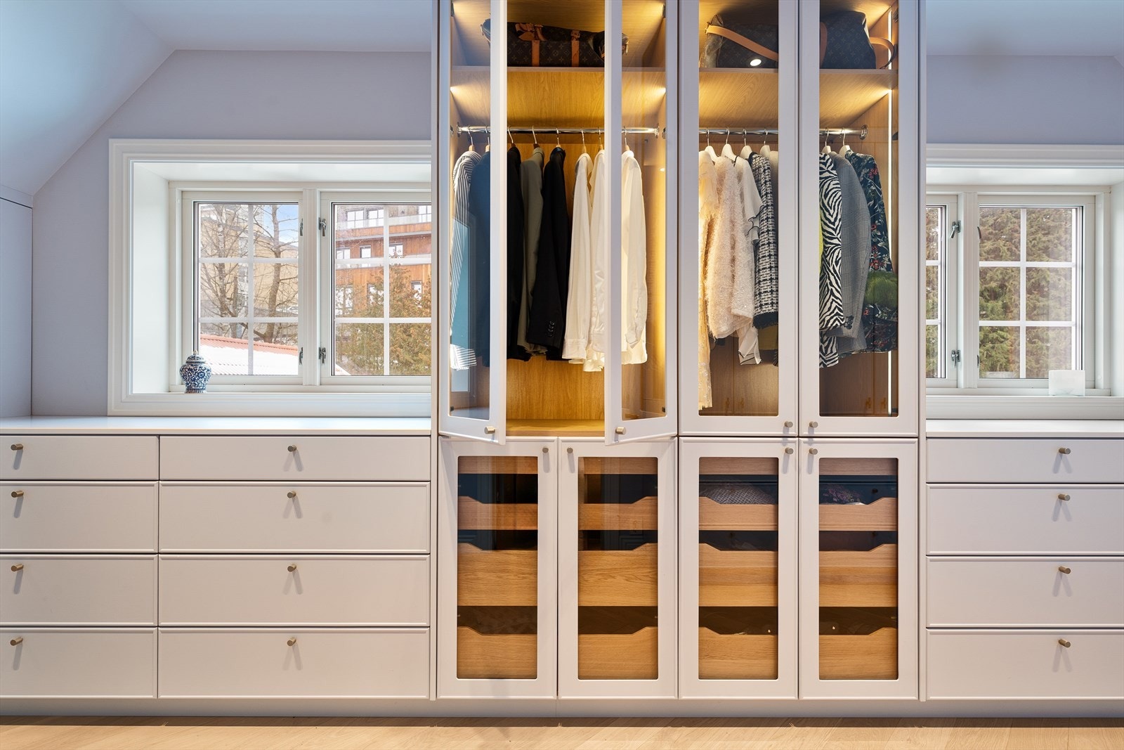 Tilhørende master- avdelingen er et romslig og delikat garderoberom montert av Bekkestua kjøkkenstudio. Galleribilde