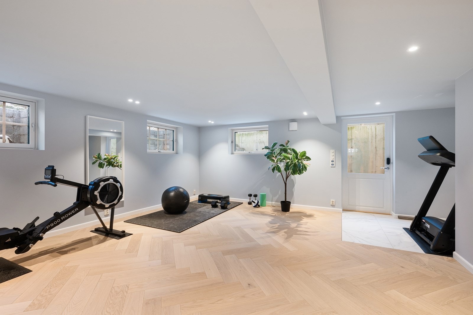 I underetasjen er det en romslig kjellerstue med mange bruksmuligheter og kan benyttes som Tv- stue, gjesterom, treningsrom m.m. Det er lagt opplegg for kjøkken langs veggen, som gjør det mulig å etablere en hybeldel i deler av underetasjen. Galleribilde