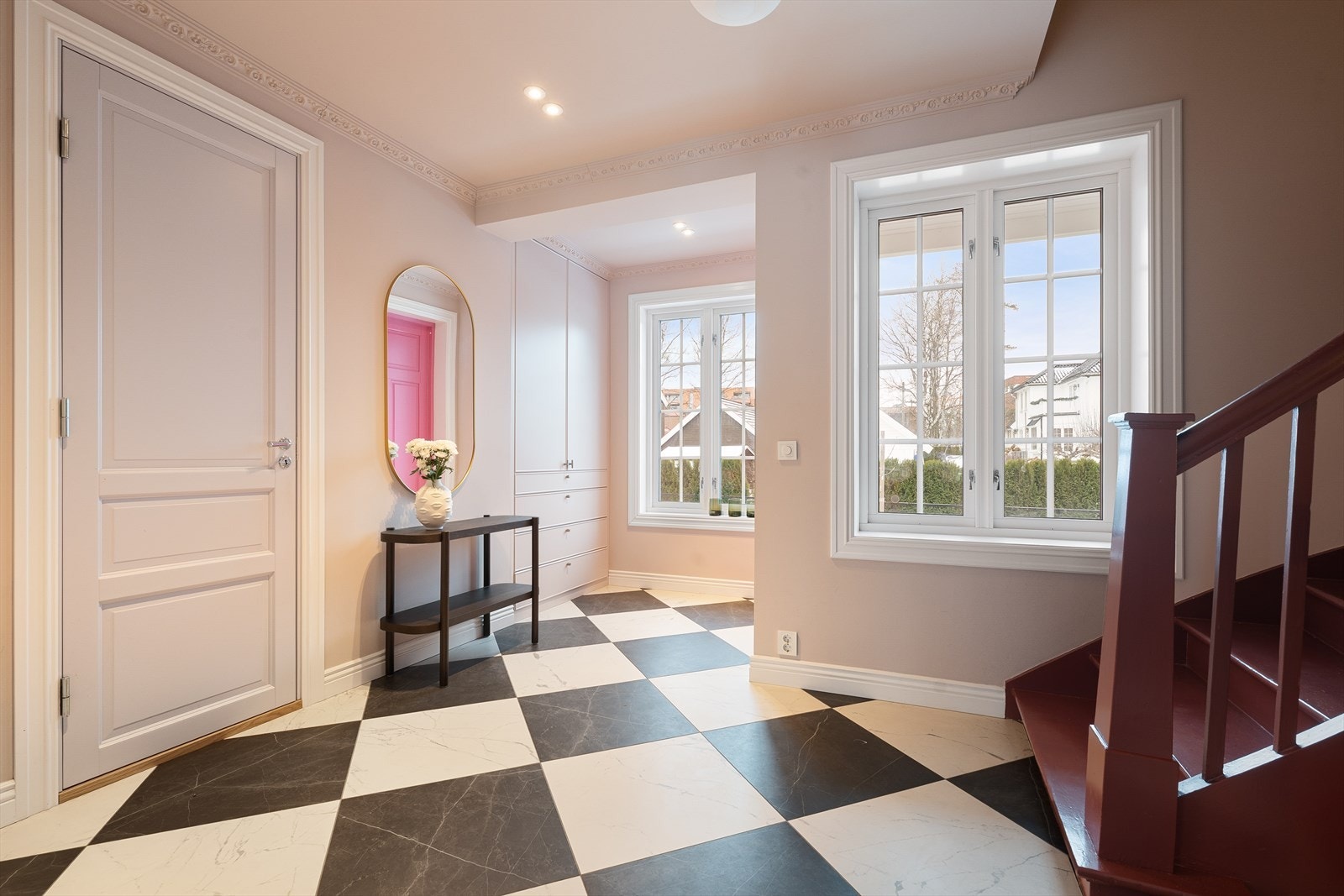 Gulvet er flislagt og veggene er malt i lyse og lune farger. Det er satt et klassisk preg på entreen med stukkatur i taket og med en malt original tretrapp. Galleribilde