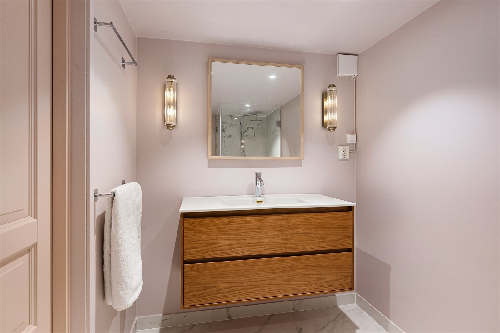 Innredningen består av skuffeløsning med heldekkende servant og ettgreps blandebatteri. Det er vegghengt toalett og dusjhjørne med dusjvegg, utstyrt med både regnfallsdusj og håndholdt dusj. På veggen er det montert speil. Galleribilde