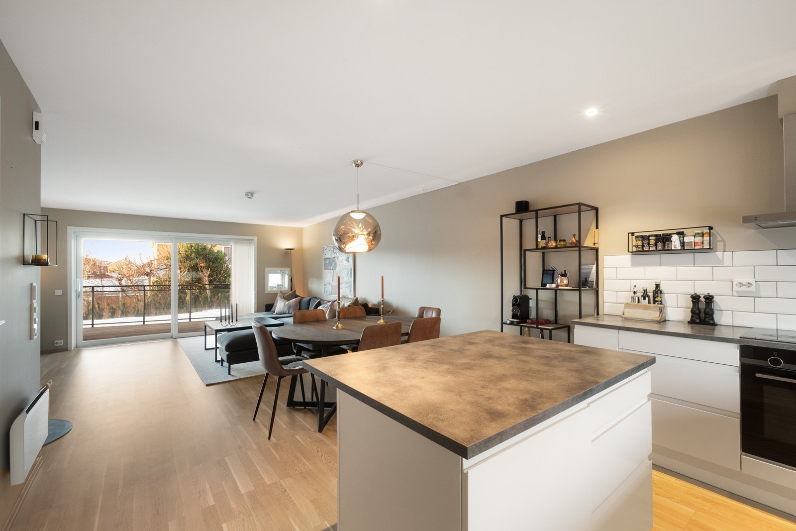 Her kan man stå på kjøkkenet og underholde gjestene samtidig. Galleribilde