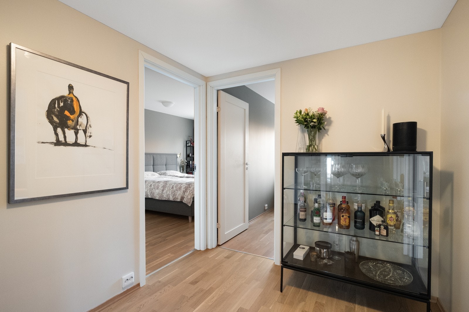 I denne mellomgangen har man dør til stue/ kjøkken, soverommene, bad og teknisk rom. Galleribilde