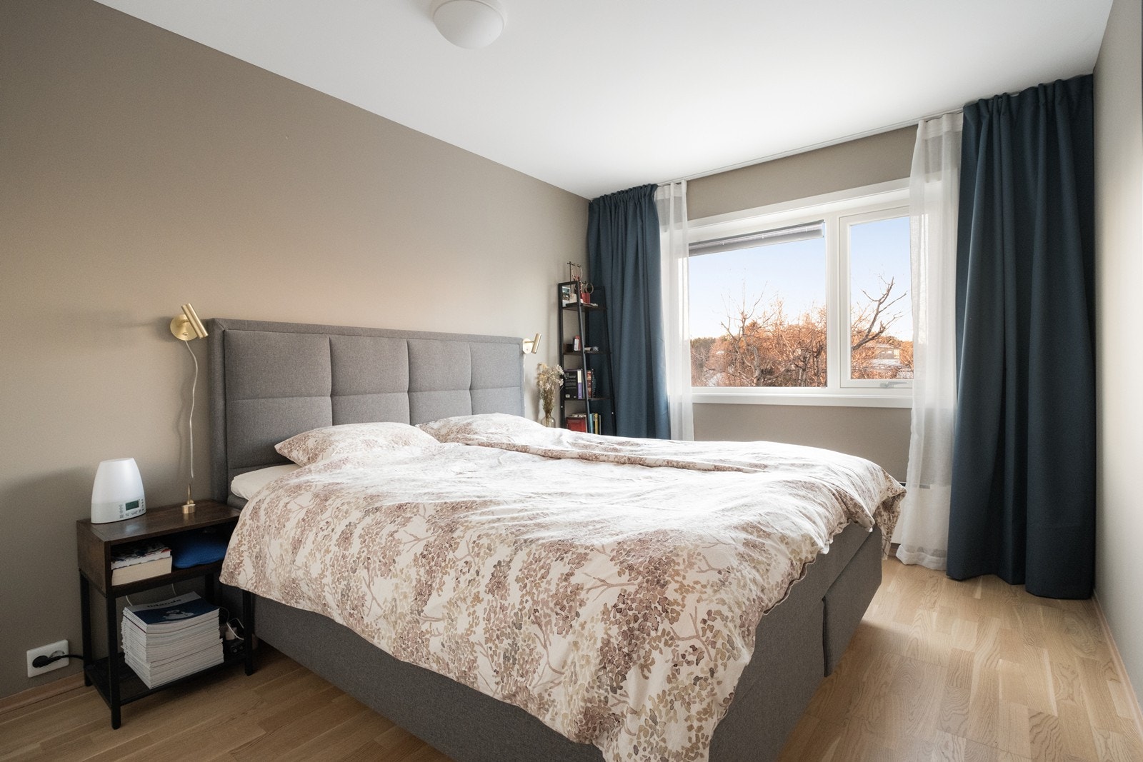 Hovedsoverommet er stort og romslig, med store vinduer som slipper inn godt med dagslys. Galleribilde