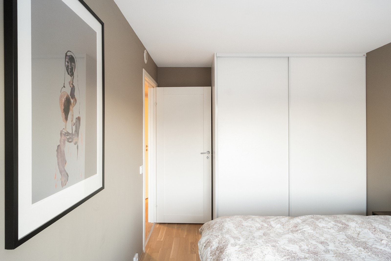 På hovedsoverommet er det montert skyvedørsgarderobe for praktisk lagring. Galleribilde