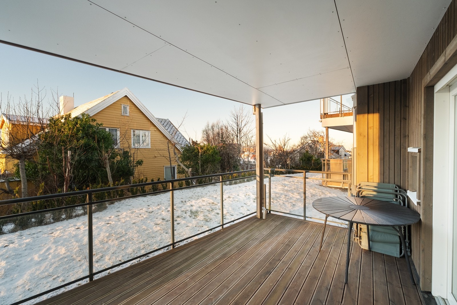 Overbygd vestvendt terrasse med god plass til utemøbler. Galleribilde