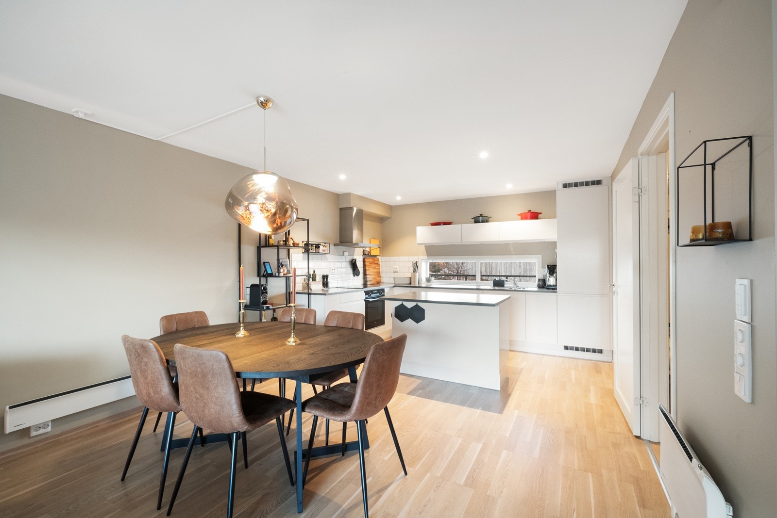 Stue og kjøkken har åpen løsning, og det er god plass til spisestue imellom. Galleribilde