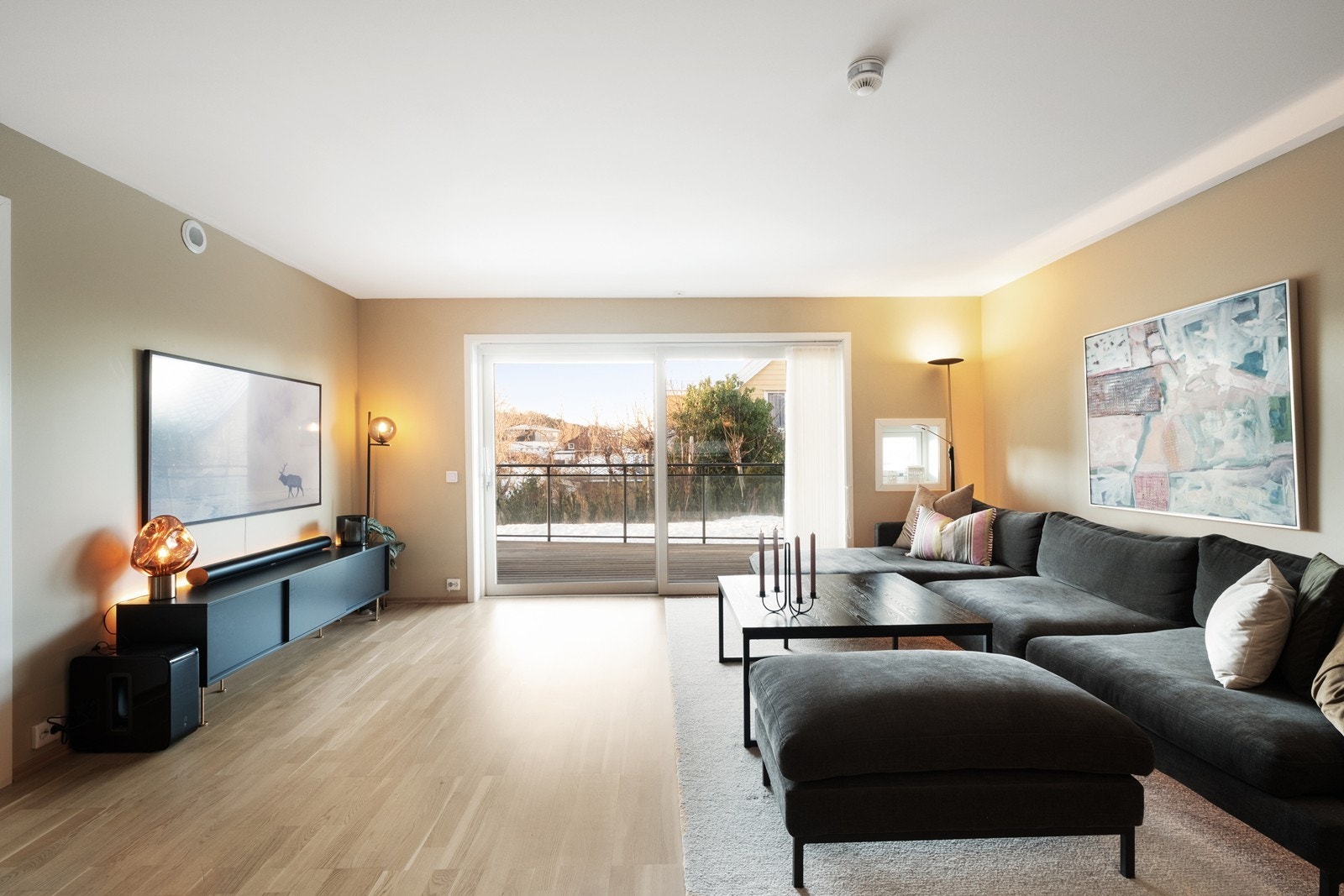 Store skyvedører ut til terrasse gir enkel tilgang til uteområdet og slipper inn godt med dagslys. Galleribilde