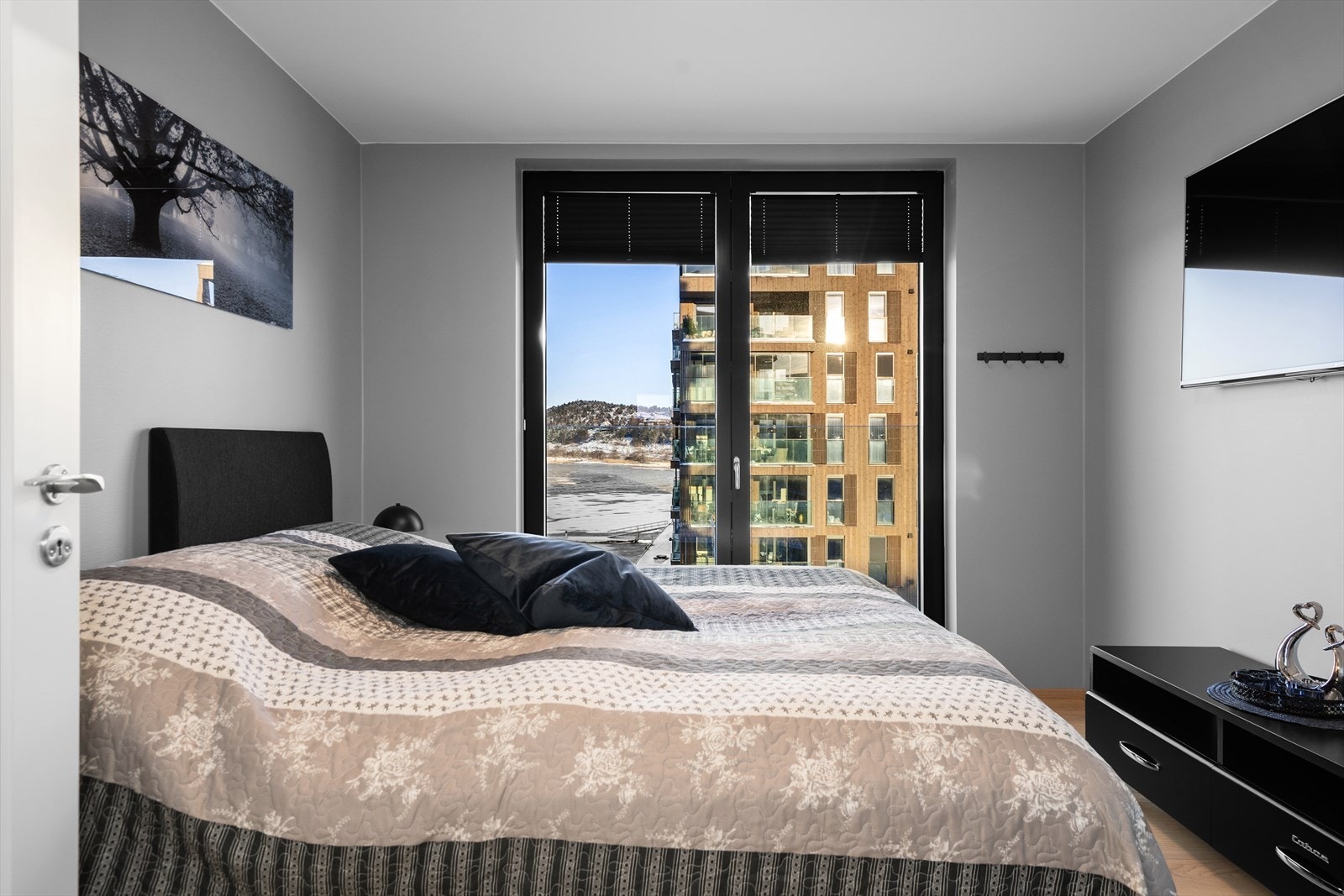 Soverom 2 med fransk balkong og flott utsikt. Galleribilde