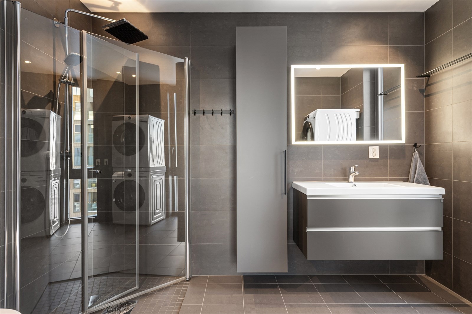 Bad 2 har adkomst fra hovedsoverommet, som gir en privat og komfortabel løsning. Galleribilde