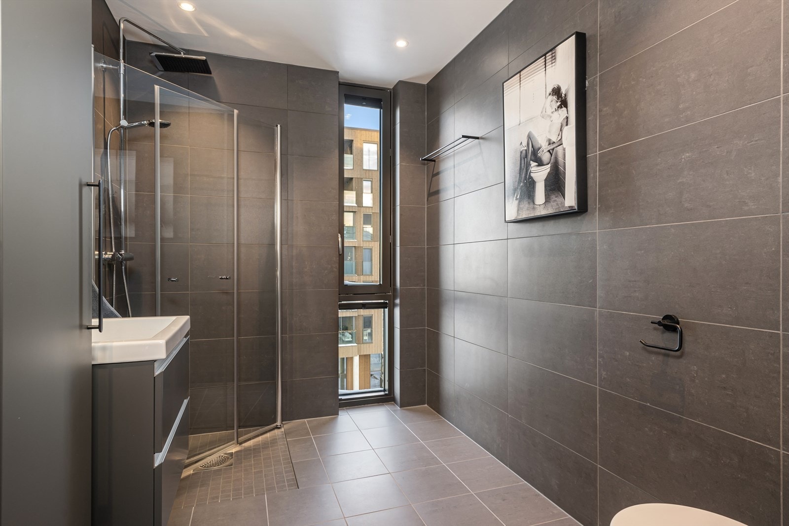 Bad med adkomst fra gangen. Galleribilde