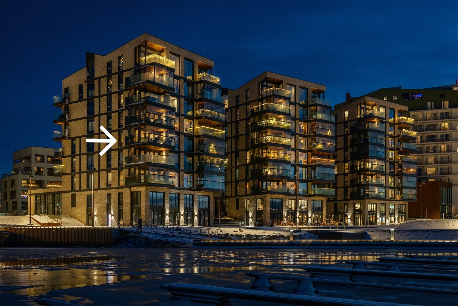 Foto: Stig Heltorp. Leiligheten er beliggende i flukt med sjøen i 4. etasje. Galleribilde