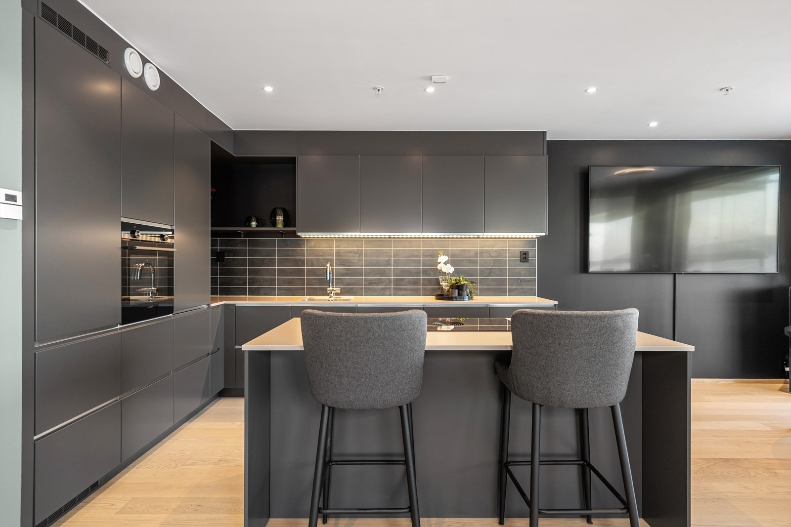 Kjøkkenøy med sitteplasser. Galleribilde