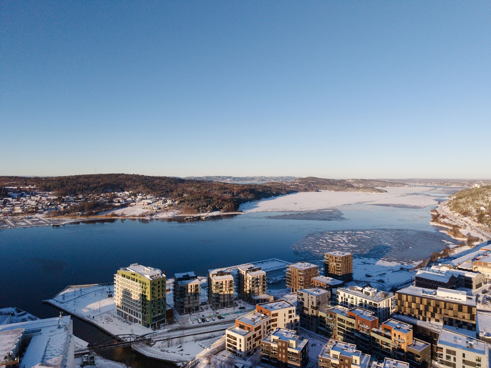 Leiligheten ligger i første rekke langs vannkanten på populære Verket i Moss. Galleribilde