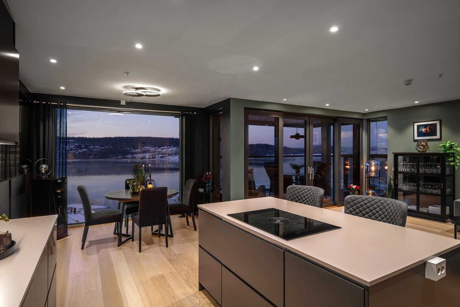 Store vindusflater gir rikelig lysinnslipp og en følelse av å ha sjøen som nærmeste nabo. Galleribilde