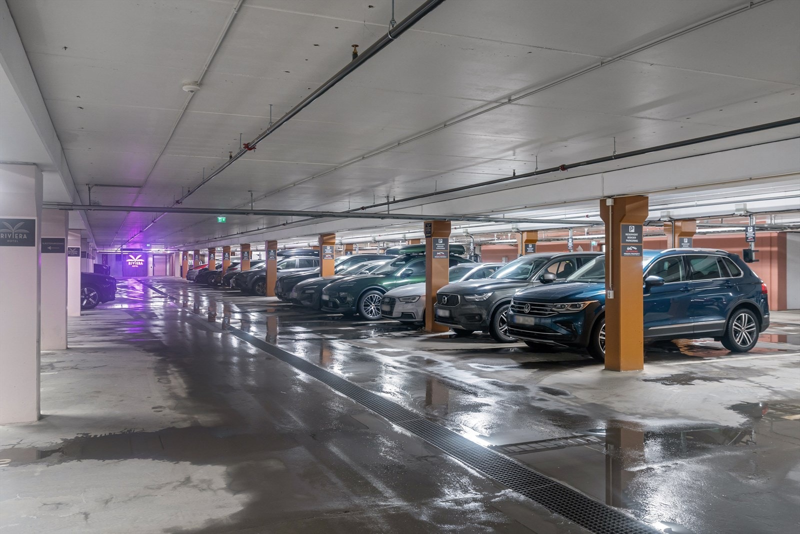 Felles oppvarmet garasjeanlegg i kjeller. Plass med elbil-lader. Galleribilde