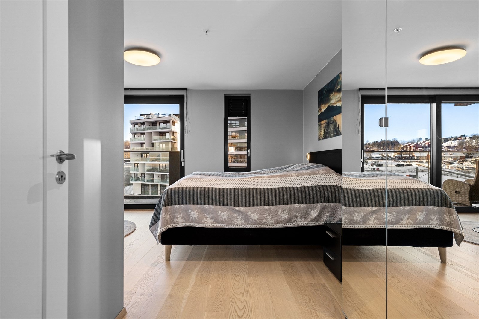 Hovedsoverommet har god plass til dobbeltseng og garderobe, samt utgang til balkongen mot øst. Galleribilde