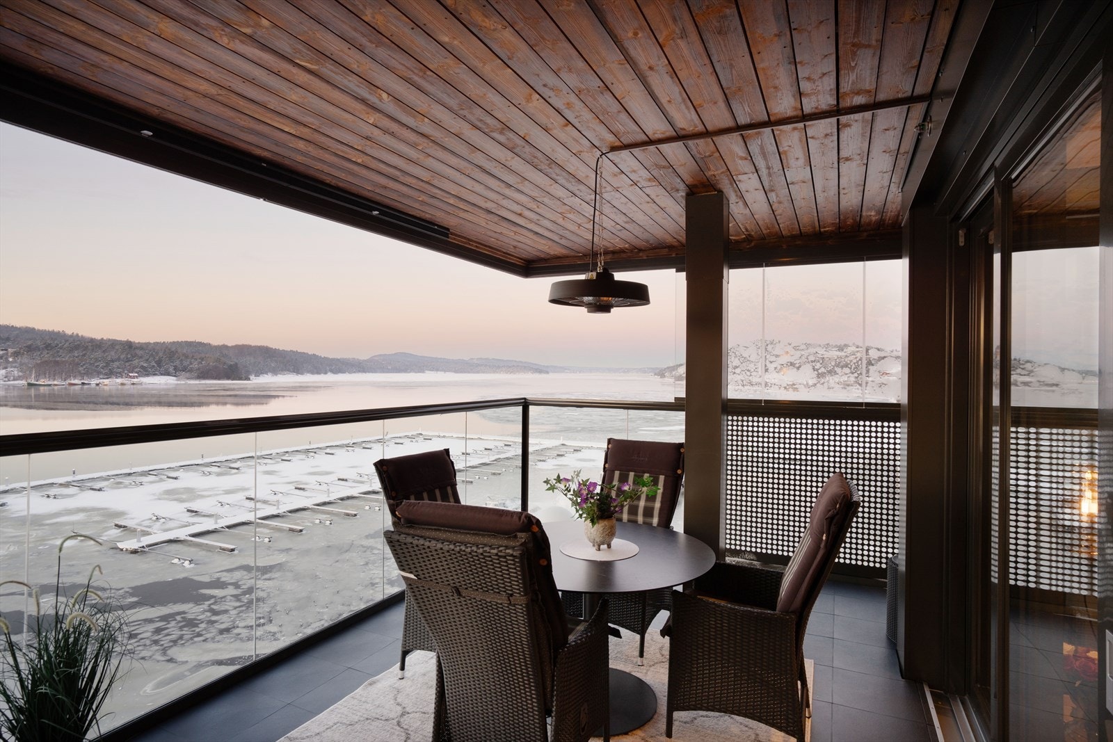 Foto: Stig Heltorp. Balkongen er glasset inn noe som forlenger bruken av uteområdet. Uhindret utsikt mot vest og nord. Galleribilde