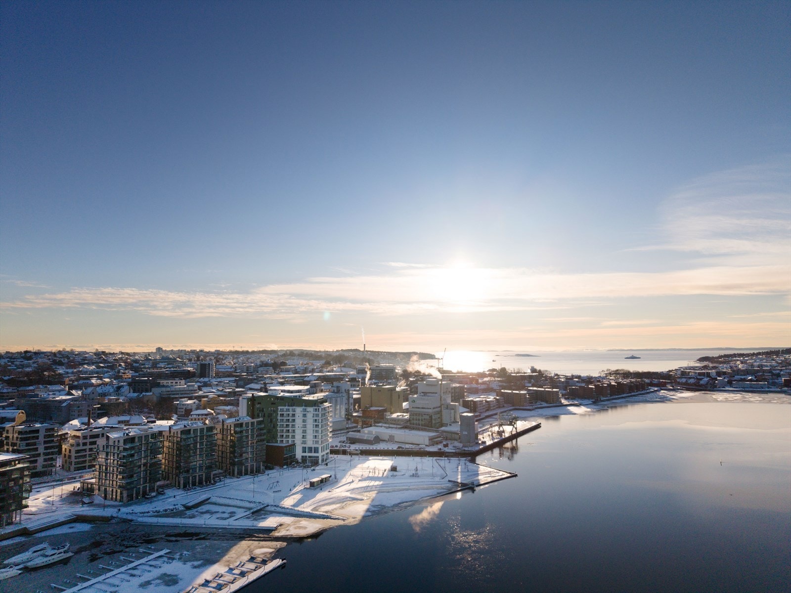 Bo med sjøen som nærmeste nabo og gangavstand til byens pulserende liv. Galleribilde