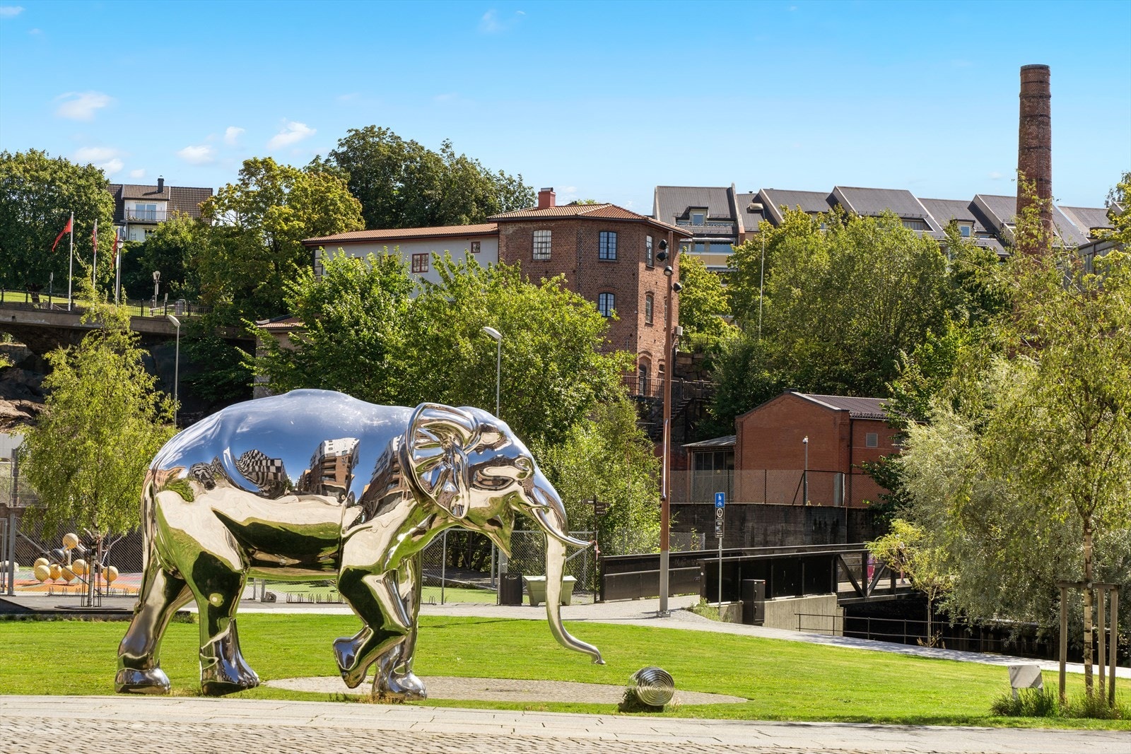 Gangbro over til sjarmerende Møllebyen. Galleribilde