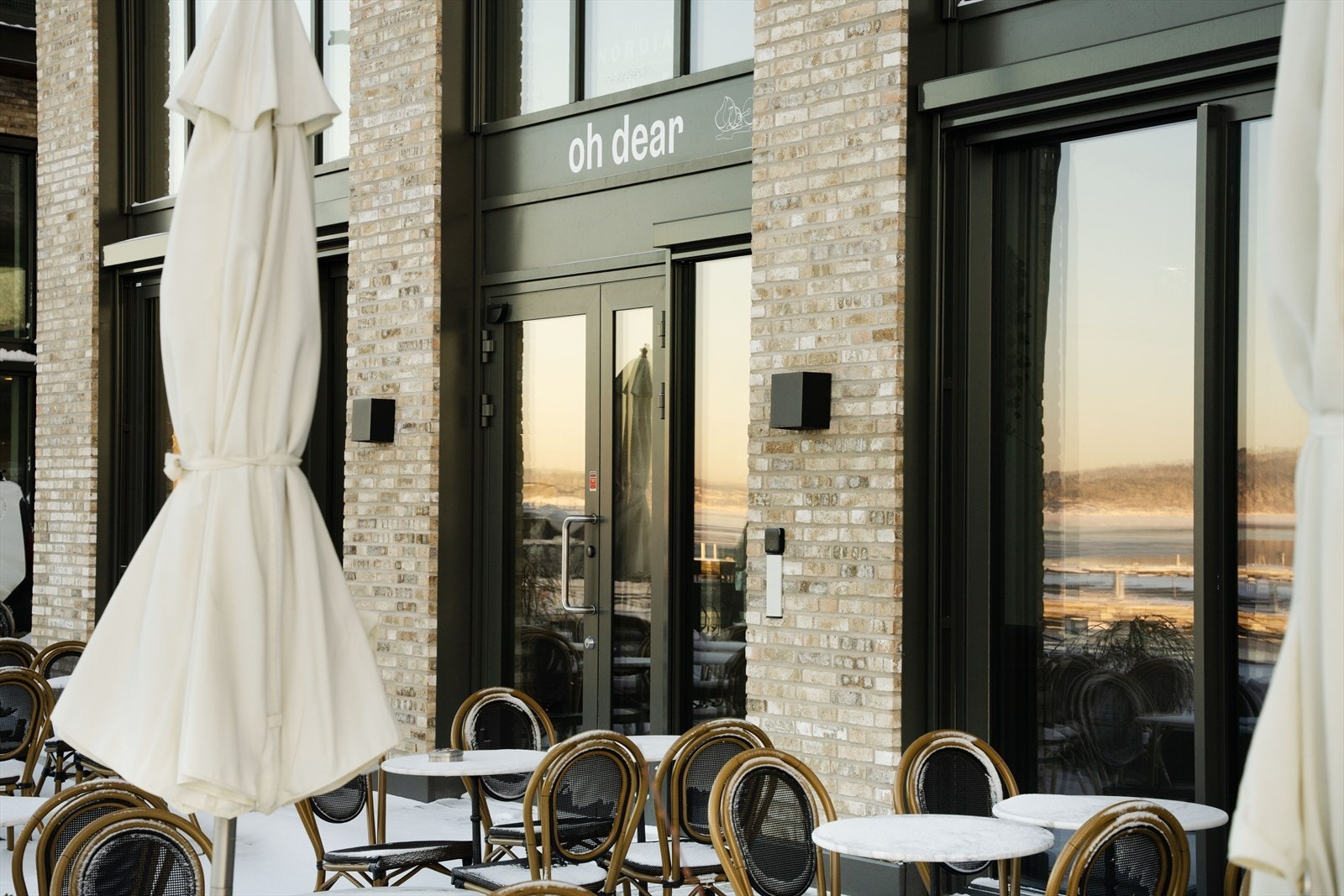 Ta heisen ned til byens populære vinbar med uteservering i kveldssolen sommerstid. Galleribilde