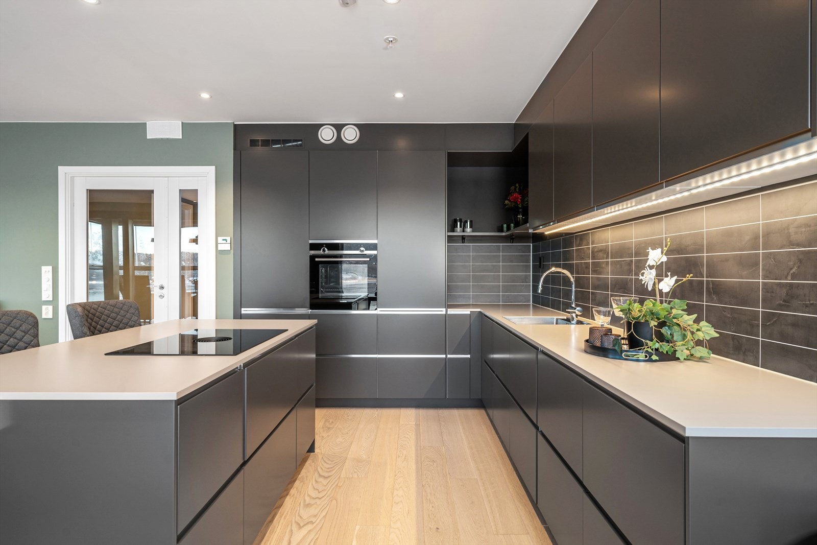 Rikelig med både arbeidsplass og oppbevaringsplass. Her kan flere kokkelere samtidig. Galleribilde