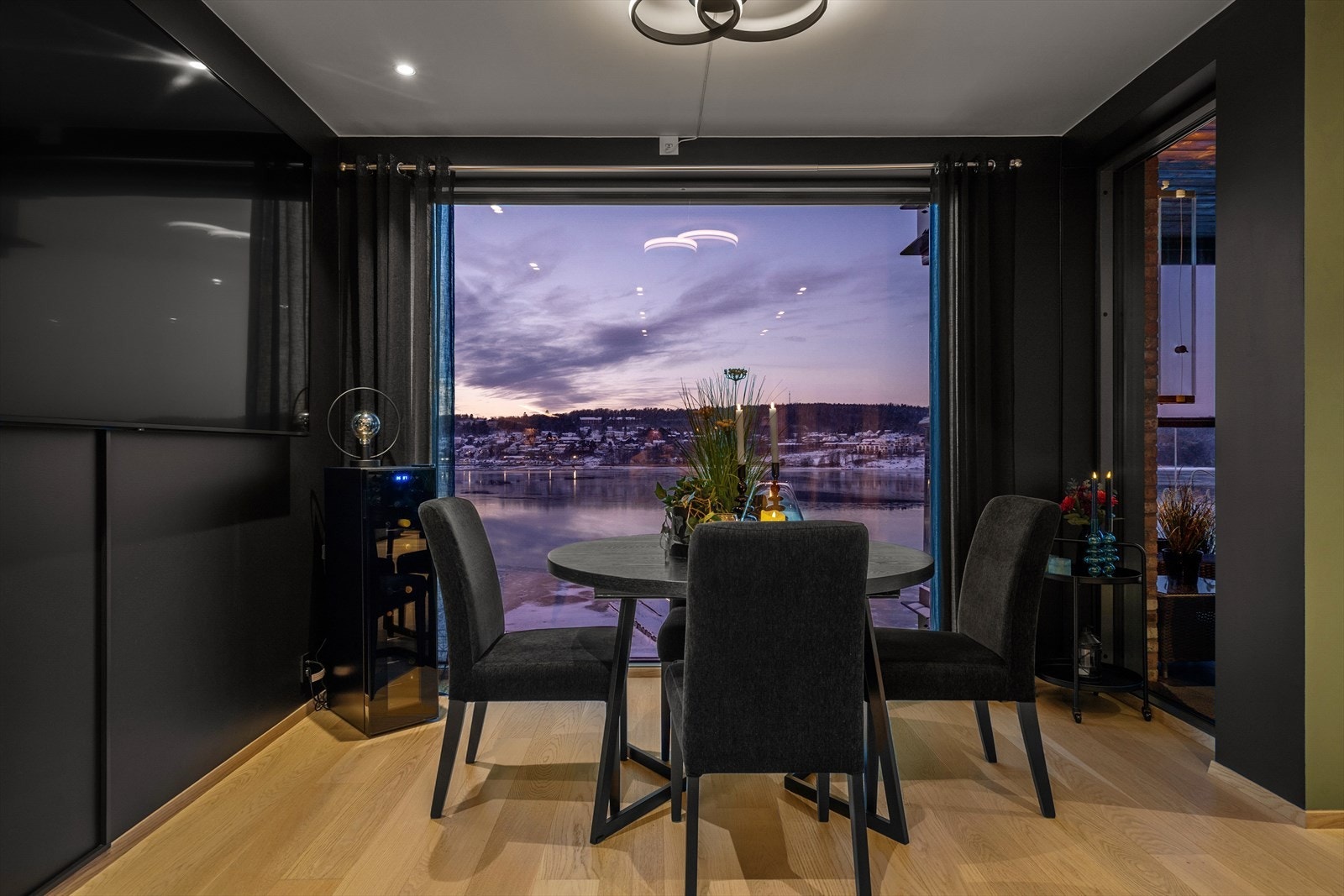 Spisestuen får sin naturlige plass ved vindu fra gulv til tak. Galleribilde