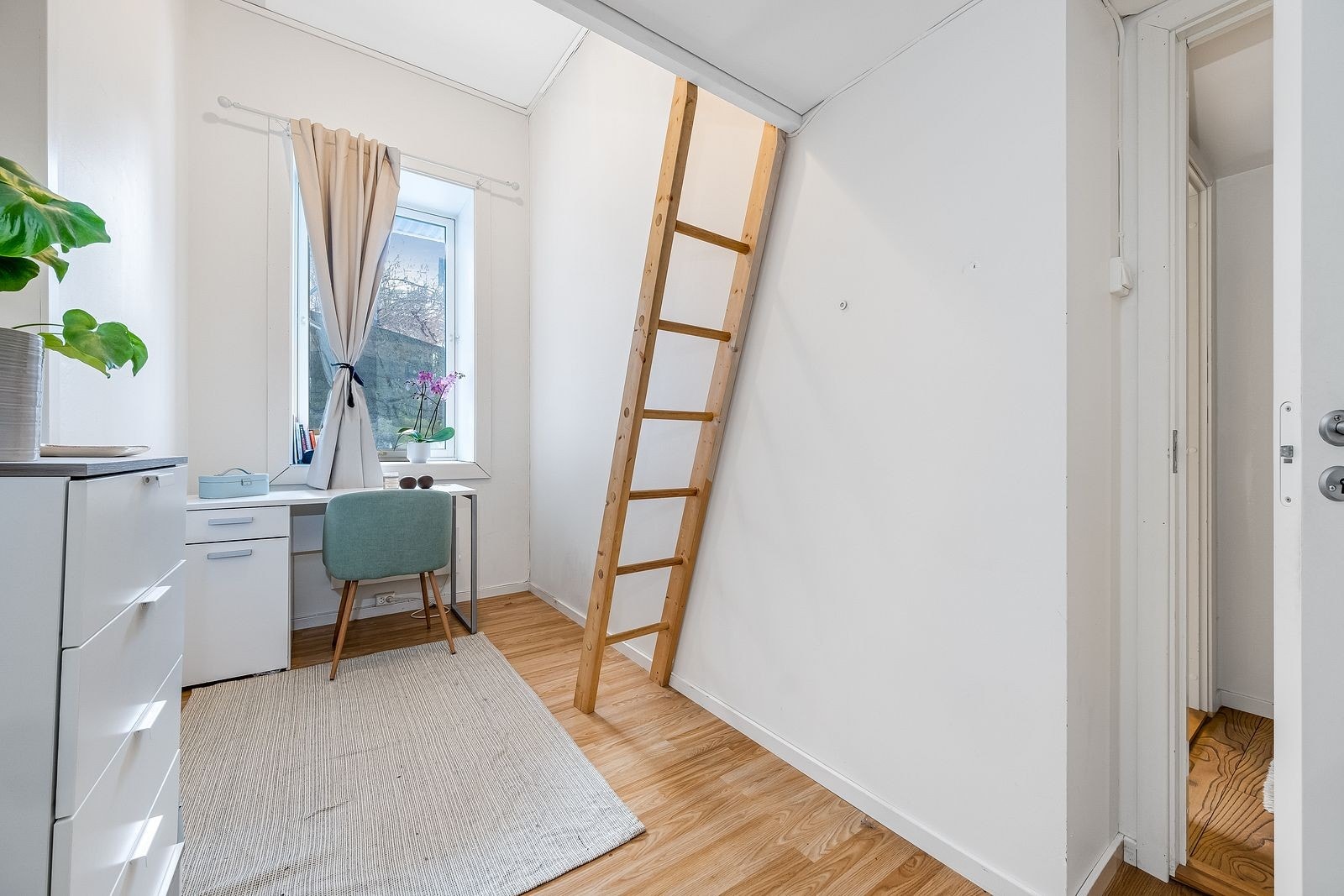 Leiligheten er per dags dato leid ut med en månedlig leieinntekt på kr 24 000. Hele leieforholdet er avtalt i en leiekontrakt. Galleribilde